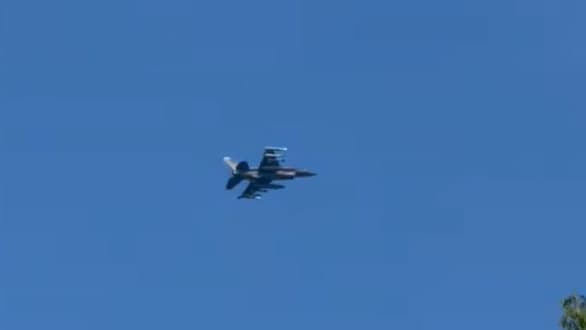 מטוסי F-16 חגים בשמיים בניו ג'רזי מטוסי F-16 חגים בשמיים במהלך ביקורו של טראמפ בניו ג'רזי