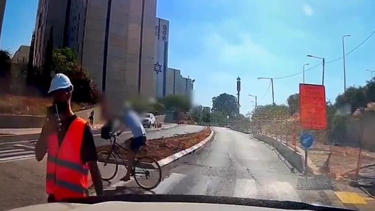 השוטרים התחפשו לעובדי אחזקה (צילום: דוברות המשטטרה ) שוטרים התחפשו לעובדי בניין כדי לעצור נהג בפסילה