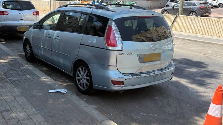הרכב שבו אותר הילד (צילום: מאיר תורג'מן) ילד בן 5 נמצא מחוסר הכרה ברכב בלוד
