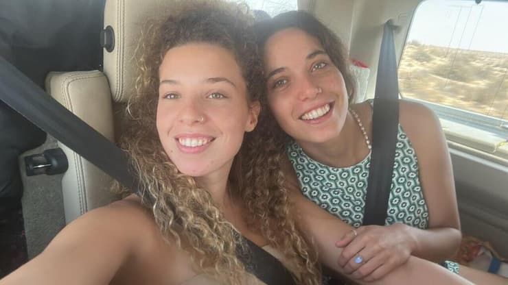 לורה דמתי (מימין) עם אחותה, קים ז"ל. "להביא לידי ביטוי את כל חלקי הזהות של קים" (צילום: באדיבות המשפחה) לורה דמתי עם אחותה, קים ז"ל