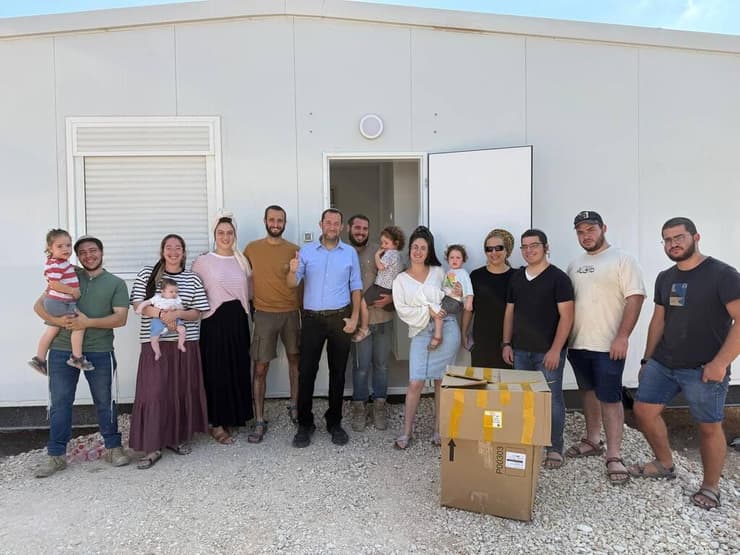 המשפחות מגרעין ההקמה (צילום: אליחי מנחם, חנה לנדמן) 22 משםחות חלוצות שהקימו את היישוב " עמק דותן" בצפון השומרון