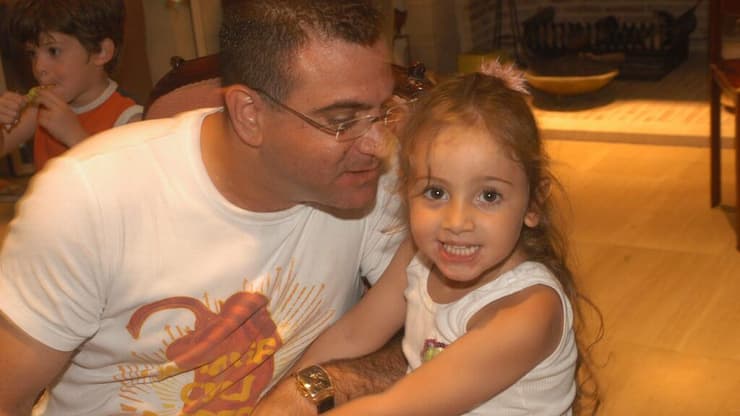 "אבא מכין לי סלט לפחות פעם בשבוע". נועה יצפאן בילדותה עם אביה אלי (צילום: שרון בק) נועה יצפאן עם אביה אלי