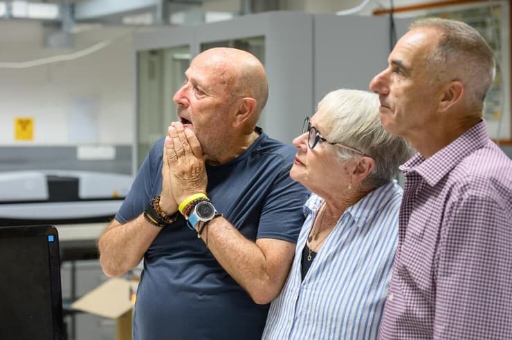 הוריו של דב גולדשטיין-אלמוג ז"ל עם ג'פרי קיי (מימין), סגן נשיא באוניברסיטת בן גוריון (צילום: דני מכליס, אוניברסיטת בן-גוריון) הוריו של דב גולדשטיין-אלמוג ז"ל עם ג'פרי קיי (מימין), סגן נשיא באוניברסיטת בן גוריון