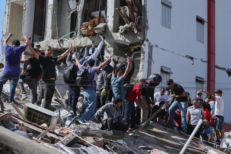 קאלי, הערב. הרעש היכה בזמן ארוחת הבוקר (צילום: AP Photo/Santiago Saldarriaga) קולומביה רעידת אדמה רעש הרס מאמצי חילוץ והצלה בעיר קאלי