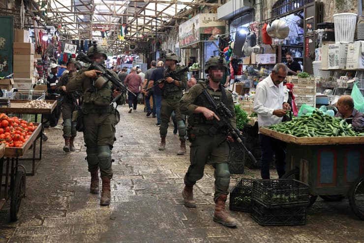 כוחות צה"ל בשוק בשכם (צילום: Jaafar ASHTIYEH / AFP) כוחות צה"ל בשכם