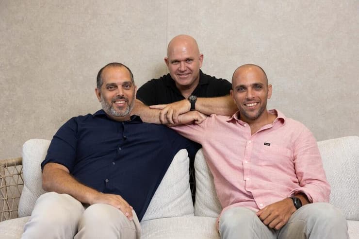 "לא משאירים פצועים בשטח". מימין: להב, גור ויען שרייבמן, במרכז "ציפור נפש" (צילום: עוז מועלם) שלושה אחים שכולים שאיבדו את אחיהם הוד שרייבמן ז"ל, במרכז שהקימו לטיפול בנפש