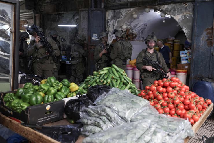 צילום: Jaafar ASHTIYEH / AFP כוחות צה"ל בשכם