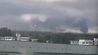 עשן מיתמר הבוקר בעיר ניז'נקאמסק, ככל הנראה מבית זיקוק שנפגע שריפה בעיר ניז'נקאמסק ב רוסיה בעקבות מתקפה של אוקראינה על בית זיקוק
