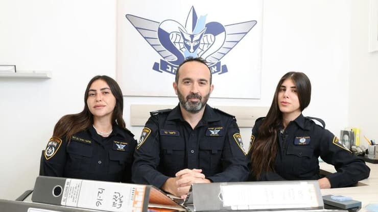 "חייבים ישבו מולנו רועדים, בעיניים מפוחדות". מימין: סמ"ר מאי ארבל, רפ"ק ליאור נוי ורס"מ אלינור בן דוד (צילום: אלעד גרשגורן) צוות החקירה: מימין - סמ"ר מאי ארבל, רפ"ק ליאור נוי ורס"מ אלינור בן דוד