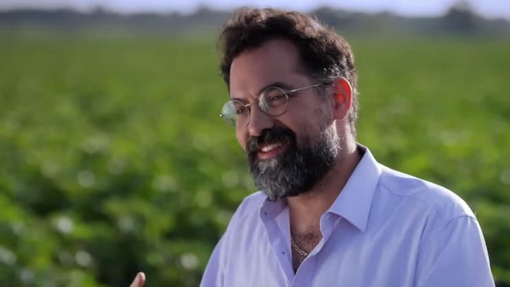 ג'רמי פוגל ב"הצלחת של הארץ המובטחת" (צילום מסך, כאן) ג'רמי פוגל ב" הצלחת של הארץ המובטחת"