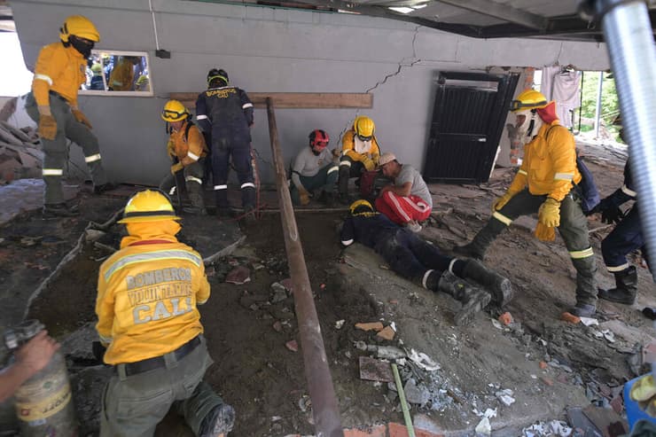 החיפוש אחר ניצולים בפריירה (צילום: JOAQUIN SARMIENTO / AFP) קולומביה רעידת אדמה רעש ההריסות פריירה