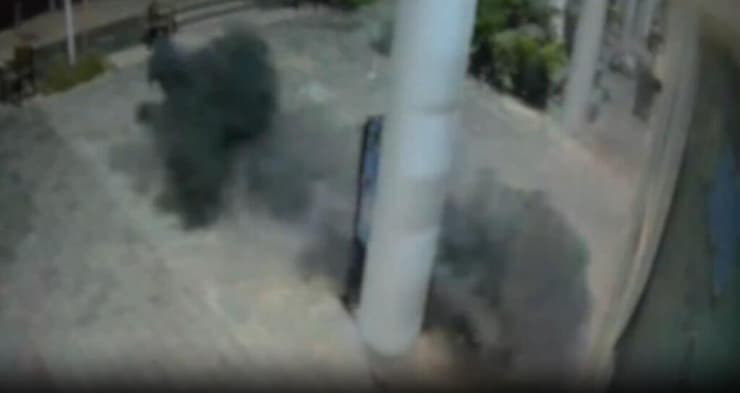 רגע אחרי הפיצוץ תיעוד: השלכת רימון לעבר סניף ג׳אפניקה בקריית אונו