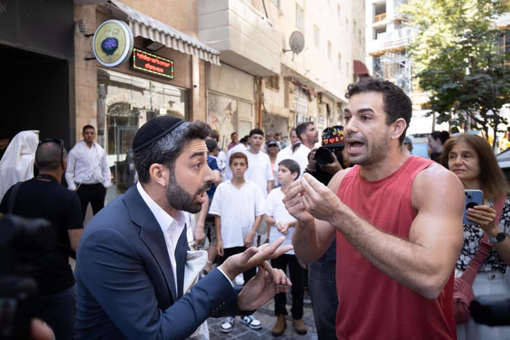 ויכוח מול קפה בסמטה בירושלים