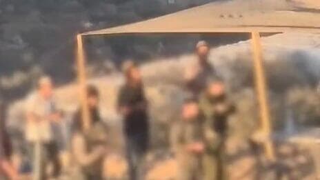 חיילים מתפללים עם מתנחלים ליד הכפר קוסרה בשומרון חיילים מתפללים עם מתנחלים ליד הכפר קוסרה בשומרון