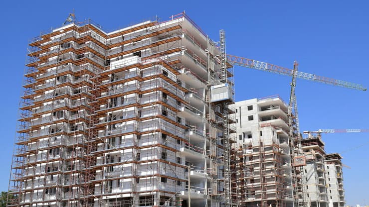 בניין מגורים בבנייה (נחום סגל) שכונה שכונת המושבה ב טבריה יוסי נבעה ראש העיר ה חדש מתכנן להקים מפעלים ביטחוניים ש יספקו תעסוקה ו מלון מלונות נוצצים ש ימשכו תיירים ה עיר טבריה נוף מרהיב של ה כנרת ו ה גולן לעומת שיכון שיכונים מוזנחים …