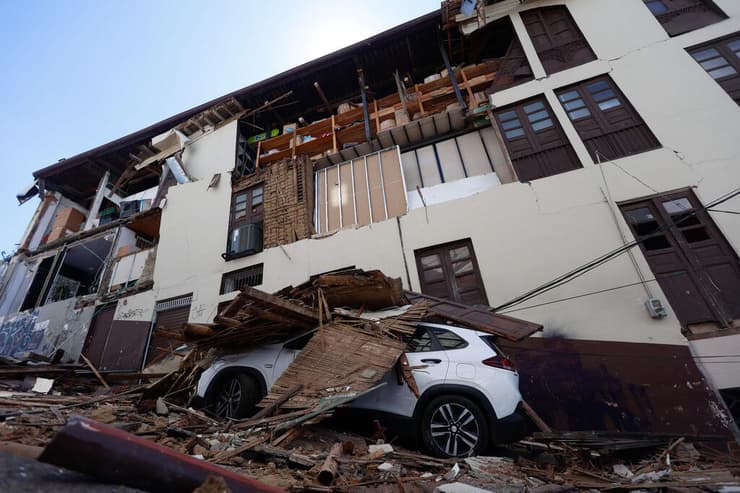 הריסות על מכונית במניסאלס (צילום: John BONILLA / AFP) קולומביה רעידת אדמה רעש ההריסות מניסאלס