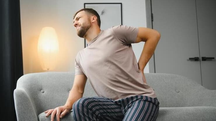 אבן זעירה עלולה לגרום לכאב עז כאשר היא חוסמת את מעבר השתן (צילום: Shutterstock) אבנים בכליות