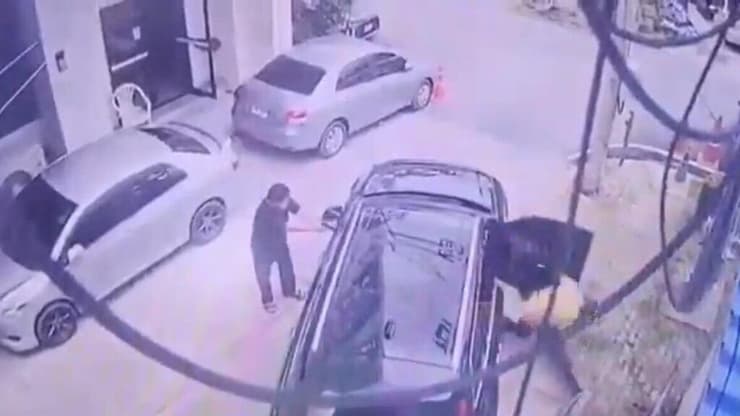 תיעוד רגעי הרצח. היורה התקשר אחר כך לפרשנית פוליטית באמצע השידור - שנדהמה: "הוא מת?! ירית לו בראש?!" ירי תאילנד מחוז נונתאבורי שבו נרצח טונג'צאי ינפראסרט