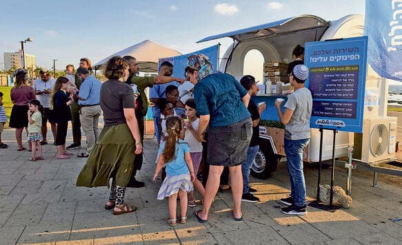 “אין ספק שה'ביחד' מנצח”. עגלת הקפה הנודדת בעכו (צילום: שלומי כהן) “אין ספק שה'ביחד' מנצח”. עגלת הקפה הנודדת בעכו