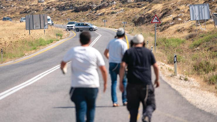 הדוח טוען: "הממשלה משחקת באש - כדי להשתלט על תוך שטח" (שלו שלום) הדוח טוען: "הממשלה משחקת באש - כדי להשתלט על תוך שטח"