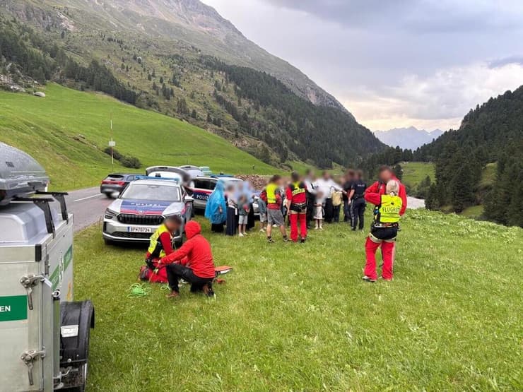 צילום: Sölden Mountain Rescue 36 תיירים משפחות חרדים חרדיות חולצו ב אלפים אוסטריה בלי ציוד