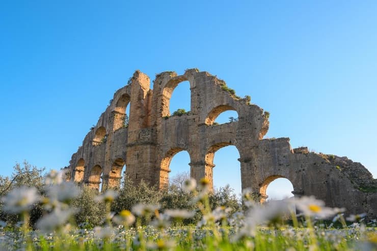 שרידי אמת המים בעיר אספנדוס (צילום: Yalcin Sonat/Shutterstock) שרידי אמת המים בעיר אספנדוס