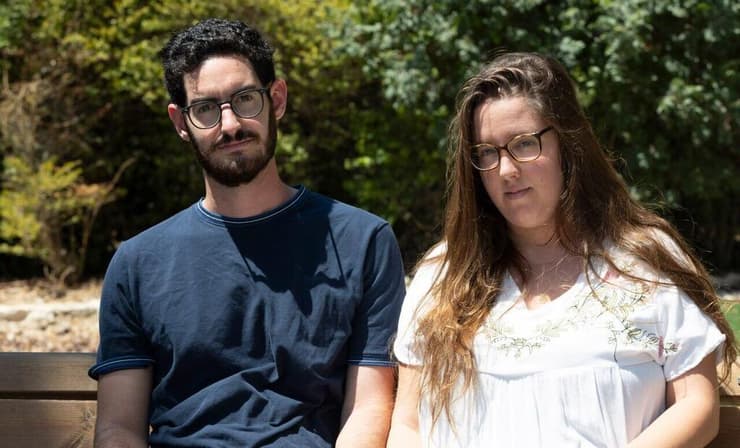 "ביום שהאהובים שלנו מתו ביחד, הגורל שלנו נקשר עוד יותר" (צילום: גיל נחושתן) שרון ונדב קיפניס