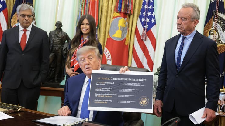 הנשיא טראמפ התניע מהלך בלי ראיות מדעיות חדשות שמצדיקות זאת (צילום: Anna Moneymaker/Getty Images) טראמפ עם הצו