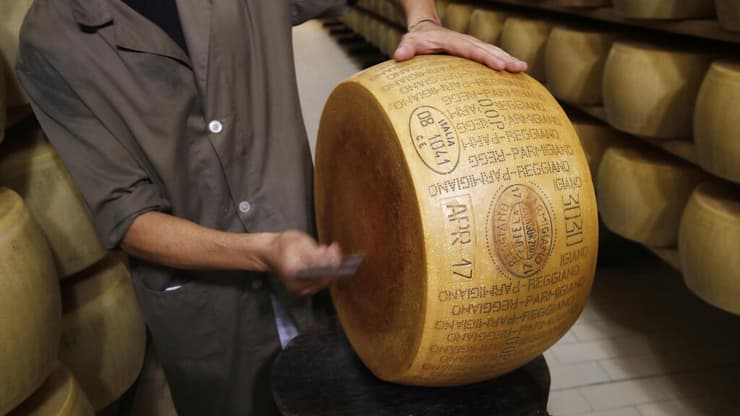 גלגל פרמיג'אנו רג'אנו (צילום: Antonio Calanni\AP) גלגל פרמיג'אנו רג'אנו