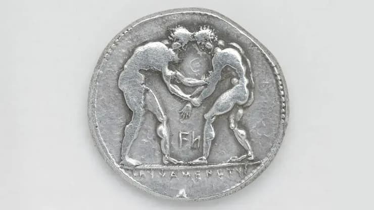 מטבע כסף שהוטבע בעיר אספנדוס, עליו מופיעים שני מתאבקים (צילום: Alamy) מטבע כסף שהוטבע בעיר אספנדוס, עליו מופיעים שני מתאבקים