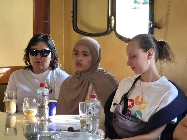 ופאא אלקרינאווי (באמצע). "עברתי מה שהילדים האלו עברו. אני יכולה להבין אותם" (צילום: יואב קרן) ופאא אלקרינאווי (באמצע). "עברתי מה שהילדים האלו עברו. אני יכולה להבין אותם"