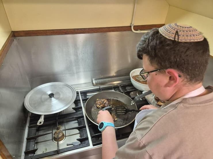 באו לעבוד. דניאל רייכטלר מבשל על הספינה (צילום: יואב קרן) רואן (באמצע)
