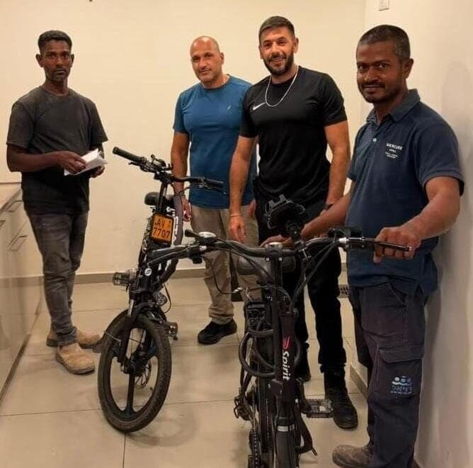 העובדים הזרים והאופניים האובדים (צילום: דוברות המשטרה) העובדים הזרים מסרי לנקה קיבלו את האופניים הגנובים בחזרה