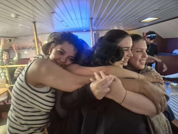 "זה הרגיש כל כך נורמלי, לדבר על משהו שהוא לא סרטן". בנות המסע בחיבוק קבוצתי (צילום: יואב קרן) "זה הרגיש כל כך נורמלי, לדבר על משהו שהוא לא סרטן". בנות המסע בחיבוק קבוצתי