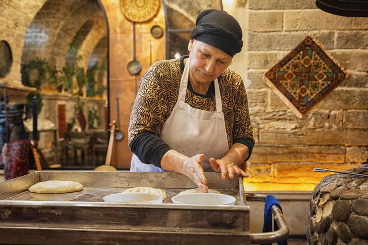 הכנת לחם טנדיר (צילום: טלי שטיין) הכנת לחם טנדיר