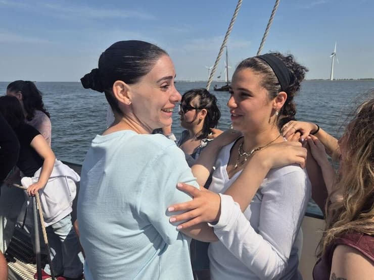 "נמצאת פה עם אנשים שמרגישים כמוני, לא מרגישה כמו עוף מוזר בחדר" (צילום: יואב קרן) רואן (באמצע)