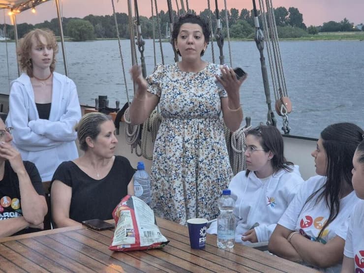 רואן טאהא (באמצע). הסטנדאפיסטית הלא-רשמית של הקבוצה (צילום: יואב קרן) רואן (באמצע)