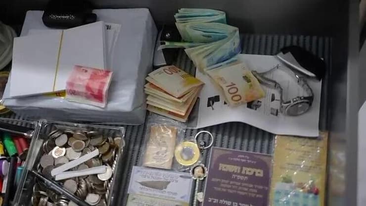 כספים שאותרו בפשיטה (צילום: דוברות המשטרה) כנופייה עבריינית שנחשפה במגדל העמק
