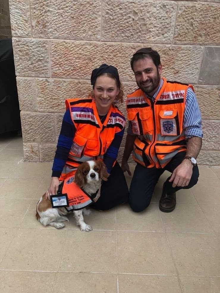 לוסי עם משה ובתיה יפה (צילום: איחוד הצלה ) לוסי עם משה ובתיה יפה