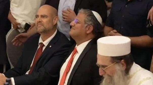 בן גביר ואוחנה לצד הרב (צילום: מתוך עמוד הפייסבוק של הרב ישאיהו פינטו) אירוסי הרב פינטו