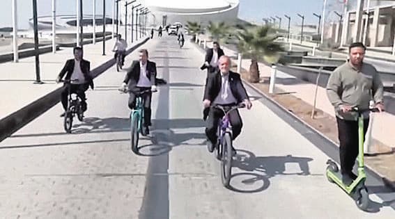 מסעוד פזשכיאן רוכב על האופניים (צילום: מהאינסטגרם) מסעוד פזשכיאן רוכב על האופניים