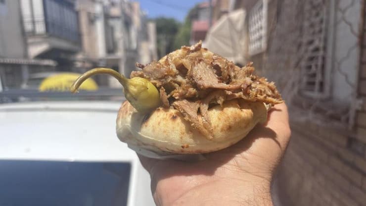 מלא טעם, בלי טוויסט. שווארמה עזורי (צילום: קובי רובין) שווארמה עזורי