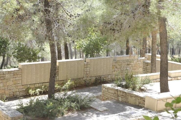 הקיר בגן ביד ושם, שעליו חרוטים שמותיהם של חסידי אומות העולם (צילום: יד ושם) הקיר בגן ביד ושם, שעליו חרוטים שמותיהם של חסידי אומות העולם