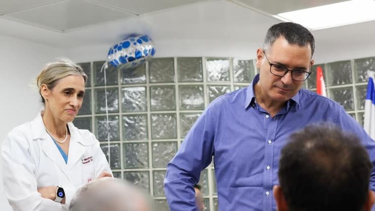 מנכ"ל משרד הבריאות משה בר סימן טוב ומנכ"לית רמב"ם ד"ר מיכל מקל בפגישה עם משפחות פצועים ועם הצוות. בה בעת, פוליטיקאים ניצלו לרעה את המקרה לקושש הון פוליטי (צילום: הקריה הרפואית רמב"ם) מנכ"ל משרד הבריאות משה בר סימן טוב ומנכ"לית רמב"ם ד"ר מיכל מקל בפגישה עם משפחות פצועים