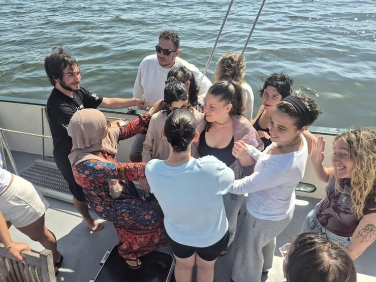 רוני (באמצע) עם החברות למסע. "הפעם הגעתי בראש פתוח" (צילום: יואב קרן) רוני (באמצע) עם החברות למסע. "הפעם הגעתי בראש פתוח"