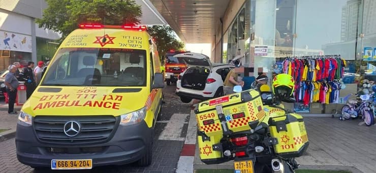 צוותי מד"א בזירה (צילום: דוברות מד"א) רכב פגע בחנות במתחם מיקס בחדרה