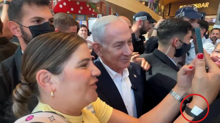 עם צמיד שחור: מבקשת סלפי מראש הממשלה (צילום: גיל יוחנן) ראש הממשלה בביקור בקניון מלחה