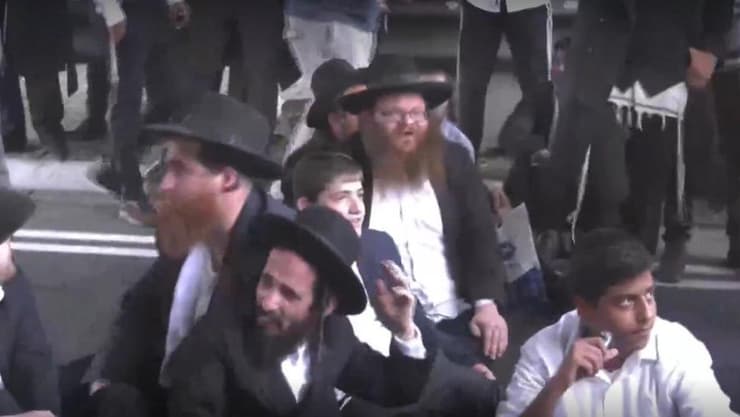 הפגנת חרדים בצומת קוקה קולה
