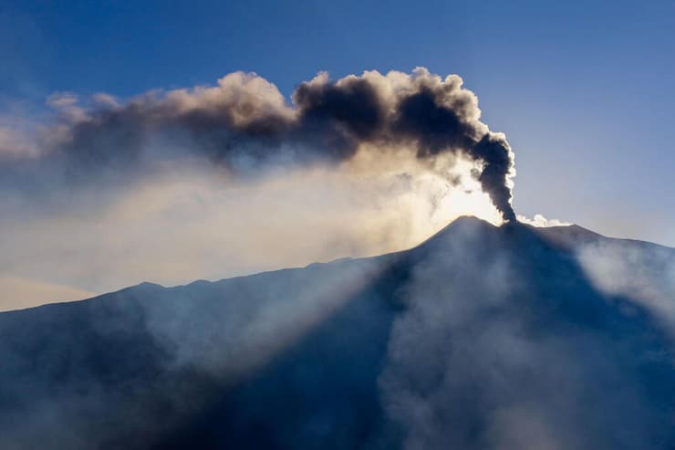 צילום: Handout / ETNA WALK / AFP איטליה סיציליה התפרצות הר הגעש אטנה אתנה