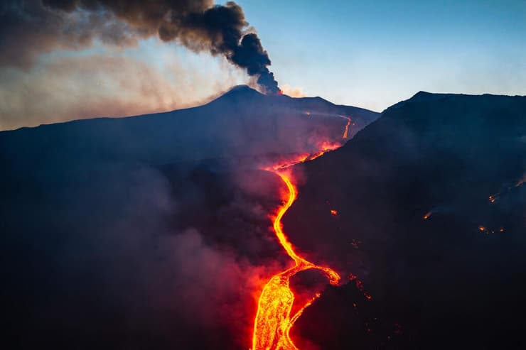 צילום: Handout / ETNA WALK / AFP איטליה סיציליה התפרצות הר הגעש אטנה אתנה